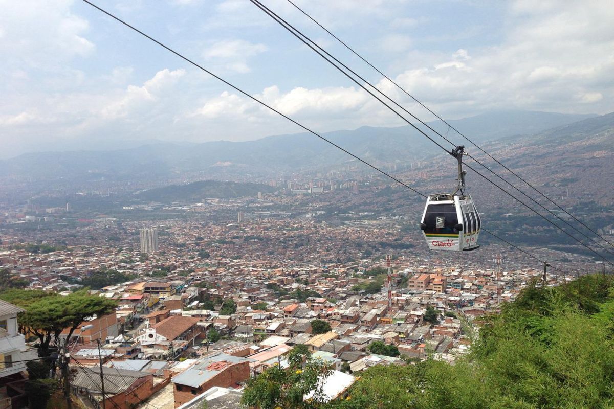 An air cable with a panoramic vista of the mountains and the city